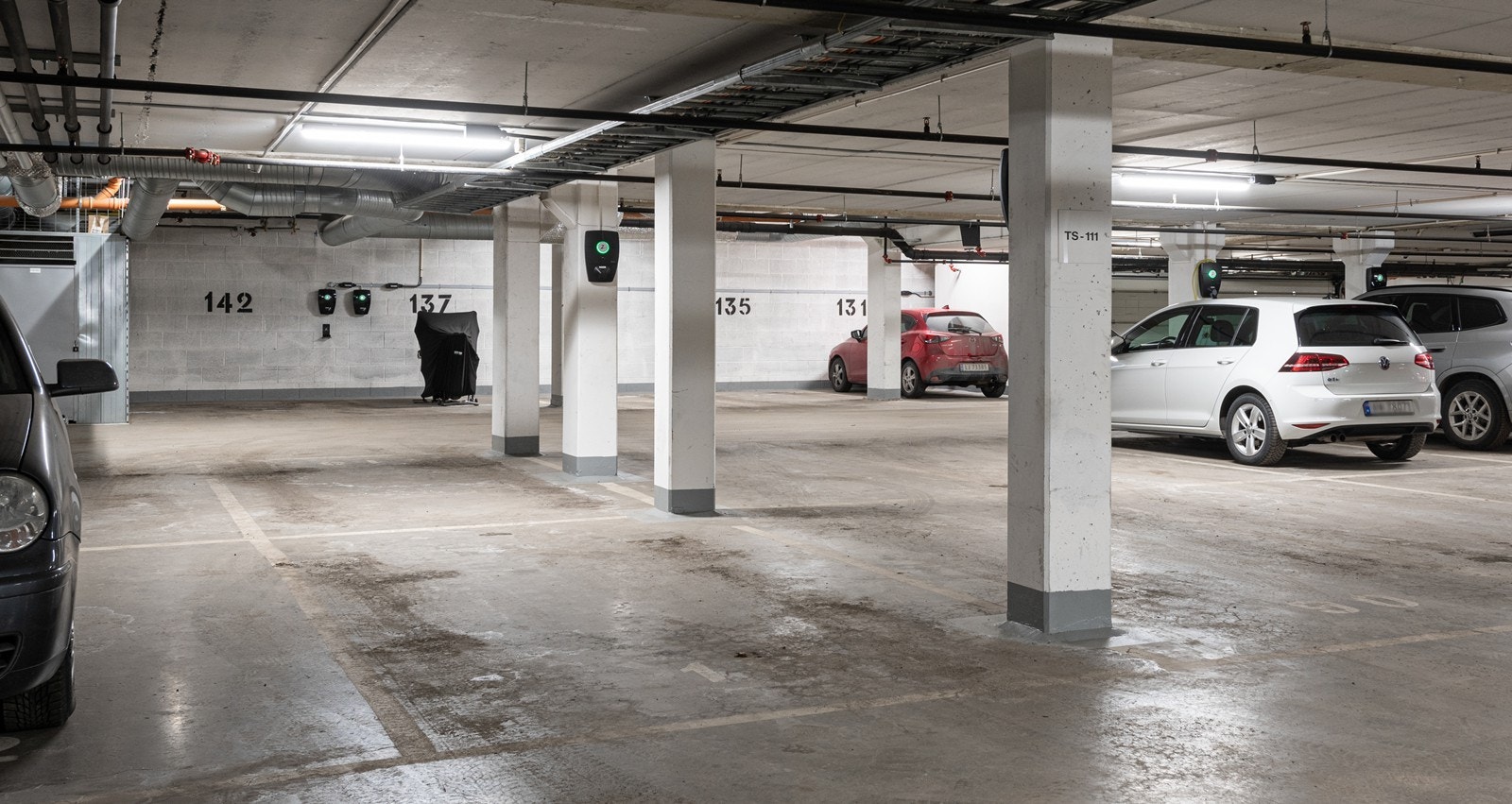 Leiligheten har egen biloppstillingsplass. Her er det mulighet for lader. Galleribilde