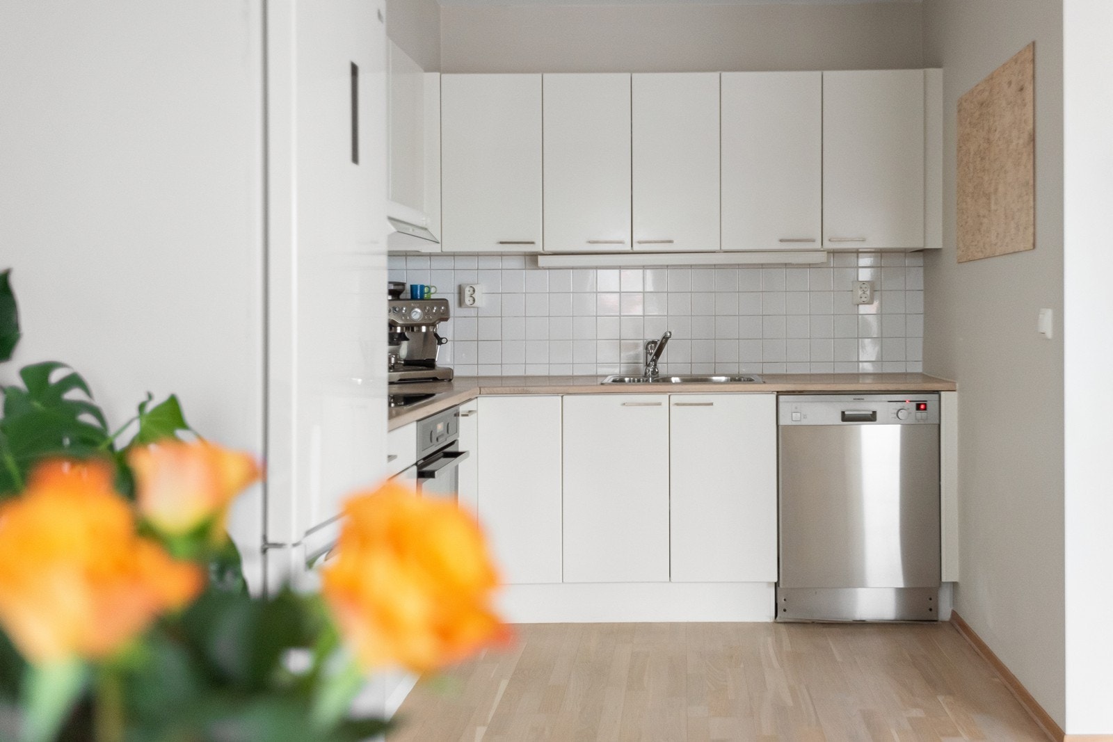 Kjøkkenet har innredning med mekanisk avtrekksvifte over stekesonen og opplegg for oppvaskmaskin. Det er integrert platetopp og stekeovn. Kjøleskap og oppvaskmaskin er frittstående. Galleribilde