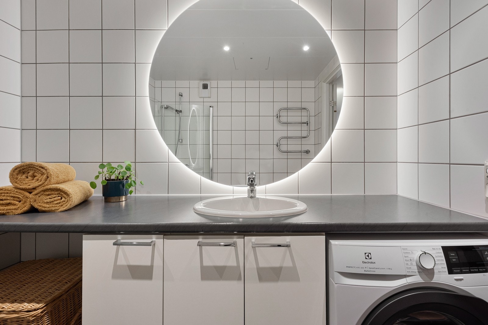 Badet er innredet med servant, servantskap og det er opplegg for vaskemaskin. Galleribilde