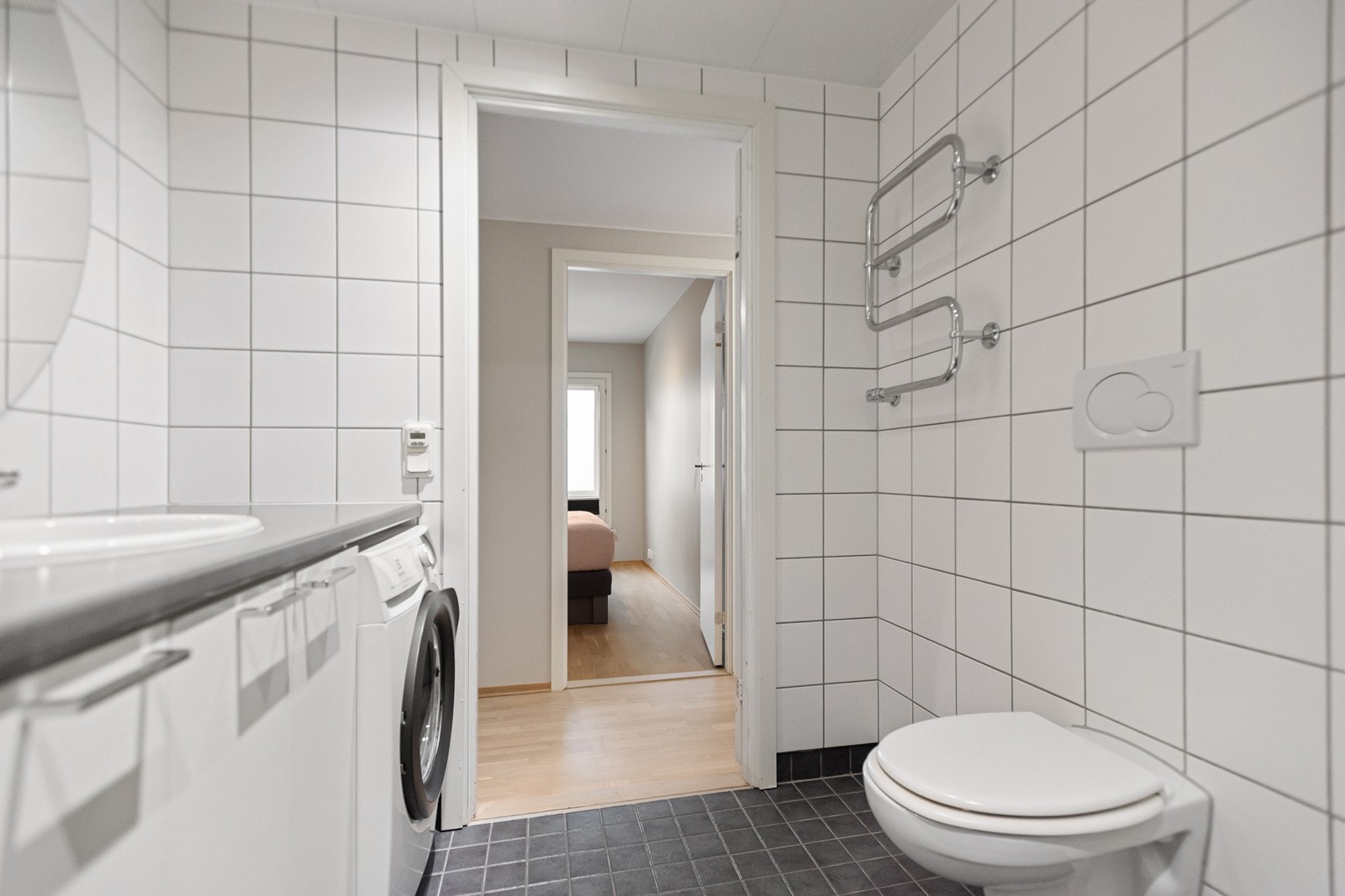 Det er utstyrt med veggmontert wc, rørfordelingsskap og mekanisk avtrekk. Galleribilde