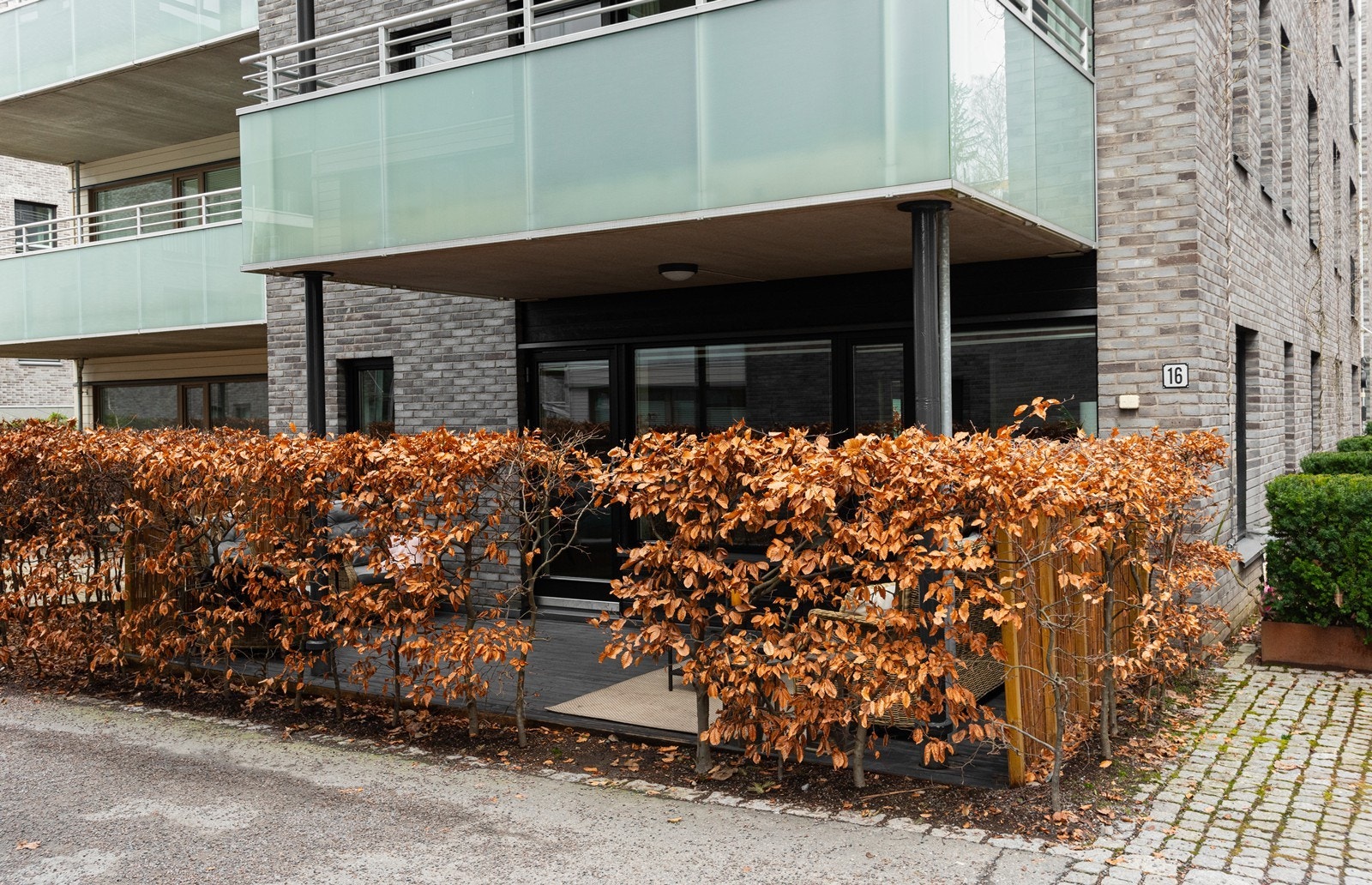 Markterrassen er takoverbygget av balkongen over og har to levegger i bambus som gir en fin skjerming og lite innsyn. Galleribilde