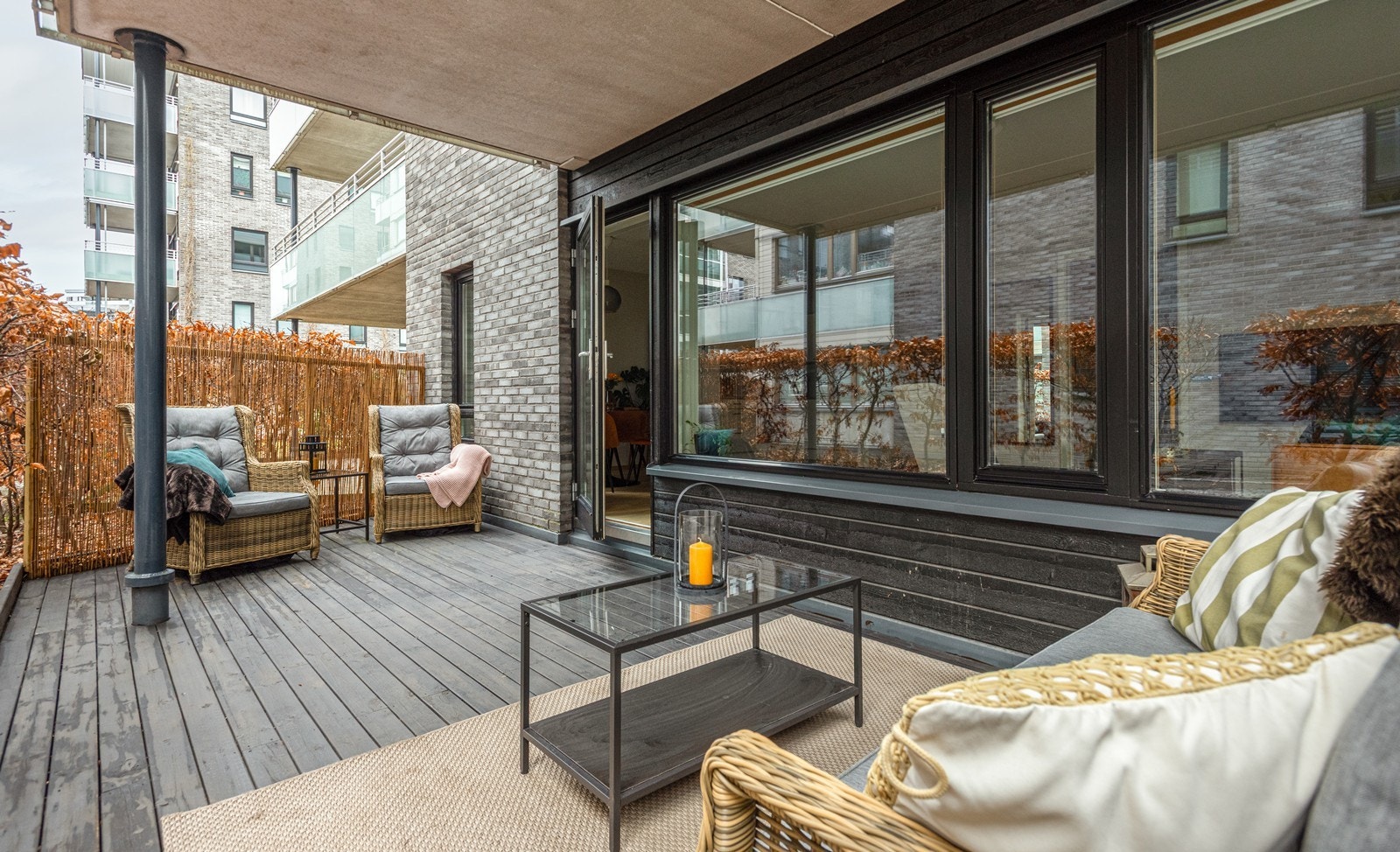 Fra stuen er det utgang til stor markterrasse på ca 18 m². Galleribilde