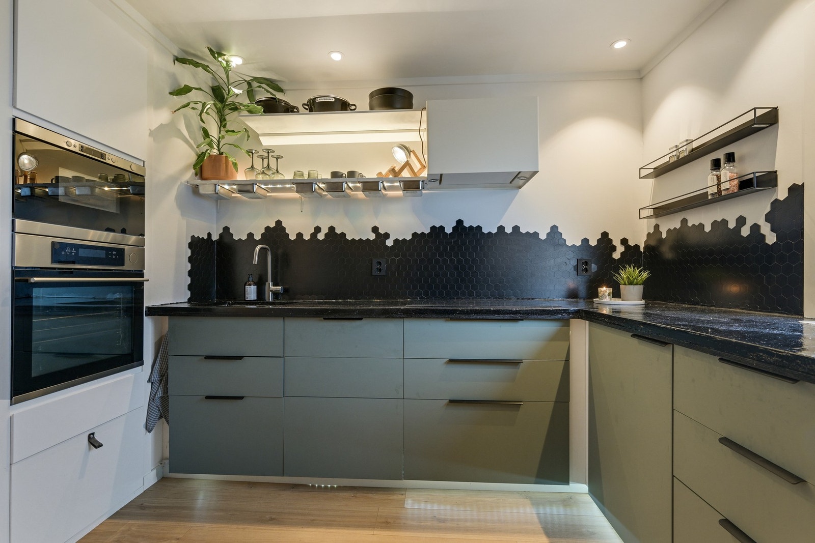 Ikea innredning med mye skap og benkeplass samt her er benkeplate laget i betong Galleribilde