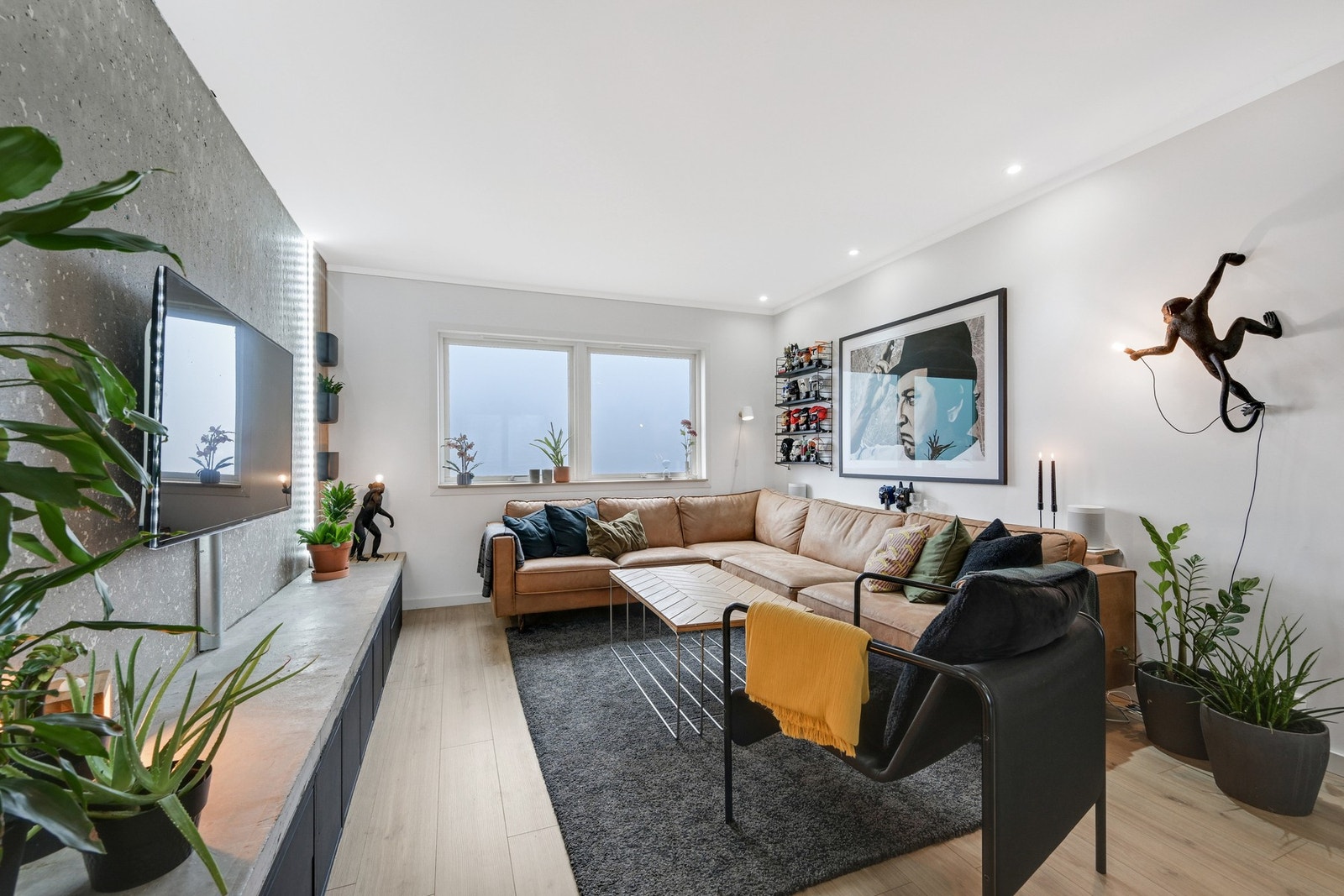 Stor stue med plass til en fin sofaseksjon og stort spisebord Galleribilde