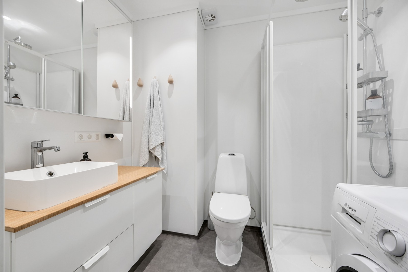 Pent og lyst bad fra 2017 med varmekabler og belegg på gulv Galleribilde