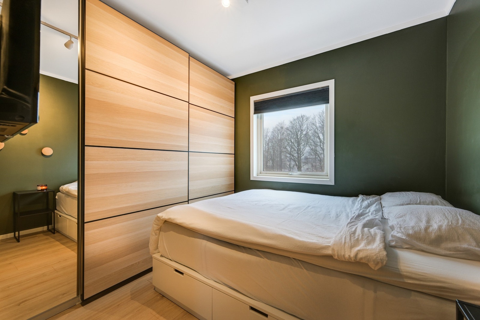 Totalt 3 soverom i leiligheten. Hovedsoverommet har en pen skyvedørsgarderobe Galleribilde