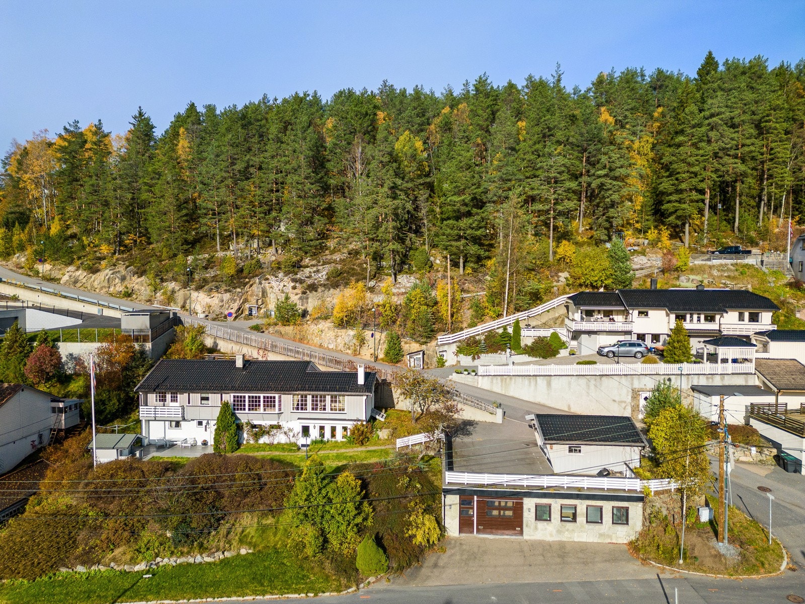 Innholdsrik enebolig beliggende på Klemetsrud med pent opparbeidet tomt Galleribilde