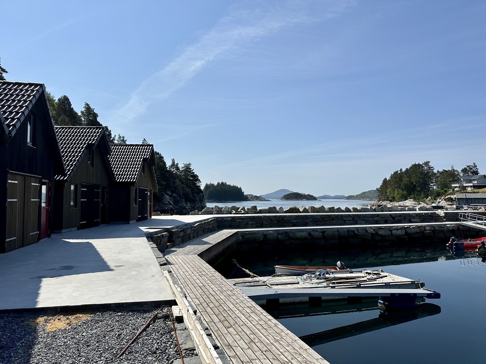 Det er støypt i framkant av nausta. Tomtestorleik følger bygningskroppen på nausta. Galleribilde
