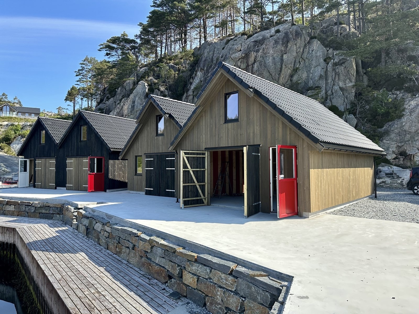 Nausta er på 40 m² og har stor dobbeldør og vanleg dør i front. Galleribilde