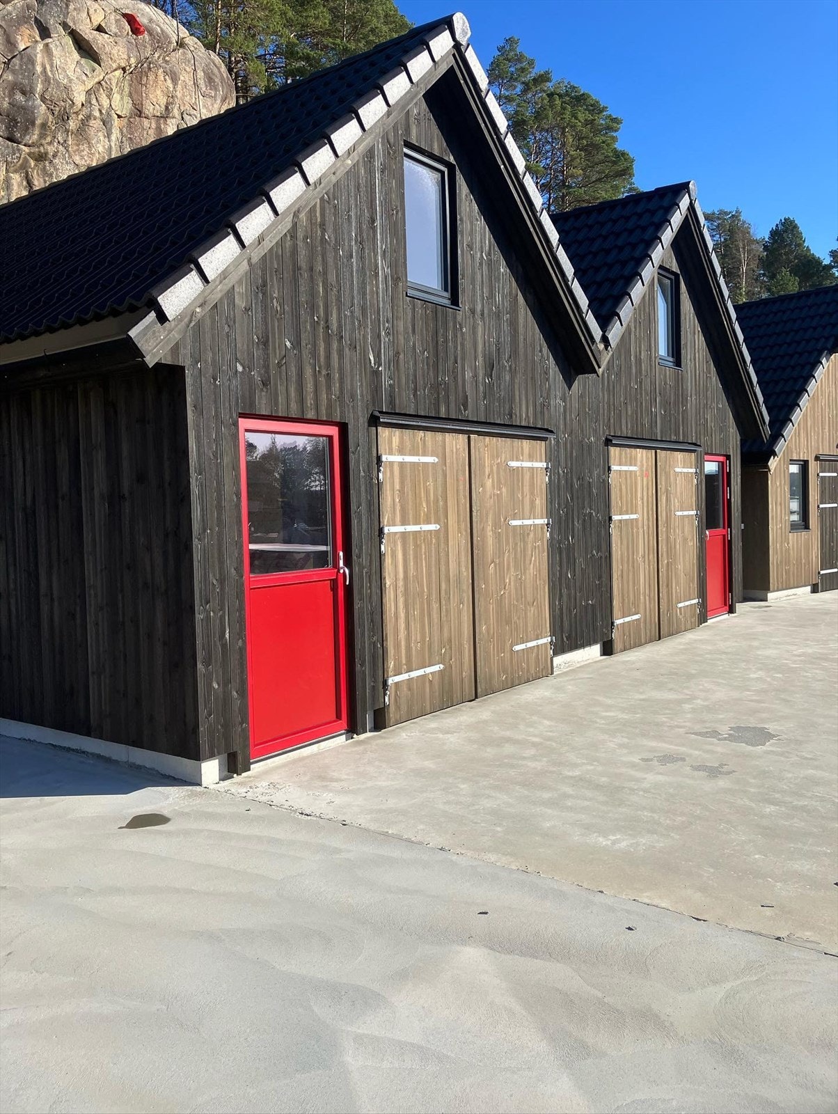 Det er doble dører i front, samt ei låsbar dør med vindauge Galleribilde