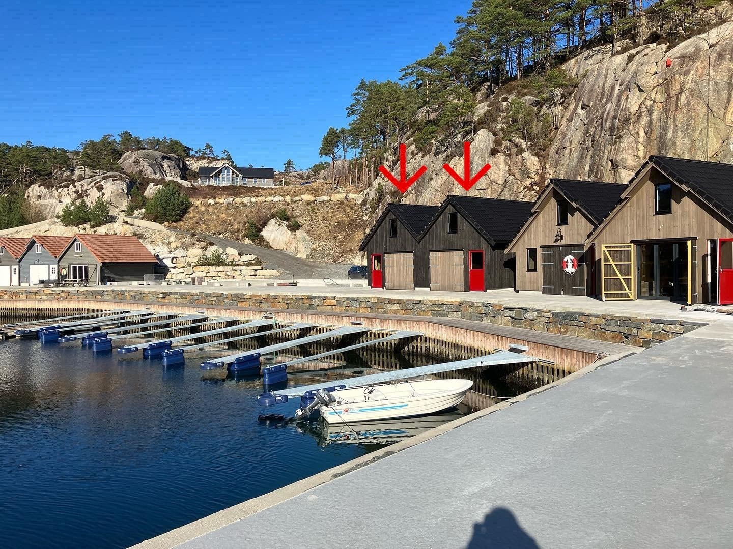 Naust 3 og 4 er for sal (merka med rødt). Galleribilde