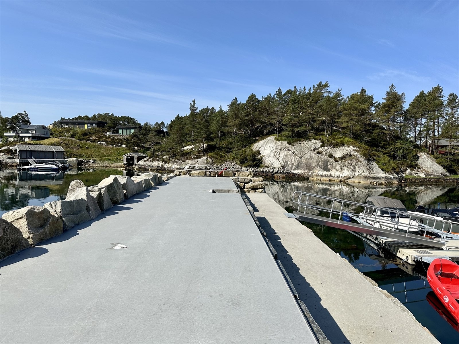Det er og tillaga med sittebenker ytterst på bryggja. Galleribilde