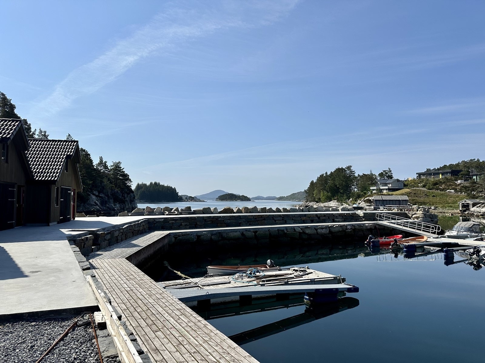 Kråkevågen Bryggje er flott tillaga med molo og bølgjebrytar. Det er flott opparbeid med natursteinsmurar og kai. Galleribilde