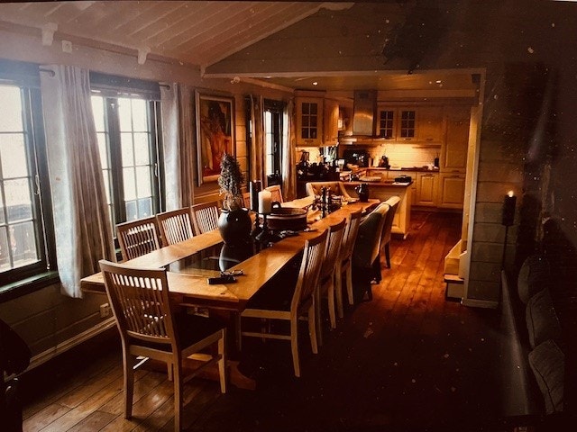 Lun og hyggelig atmosfære . Åpen og sosial spisegruppe. Galleribilde