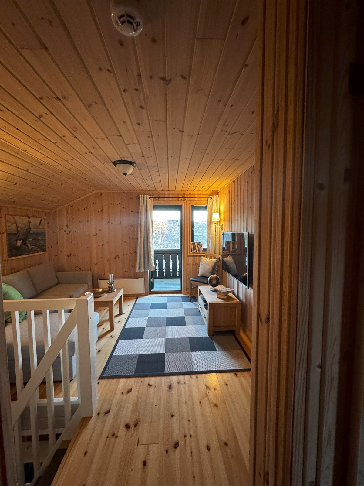 Lun og hyggelig stue i 2.etasjen med direkte adkomst til overbygget terrasse med beste utsikten. Galleribilde