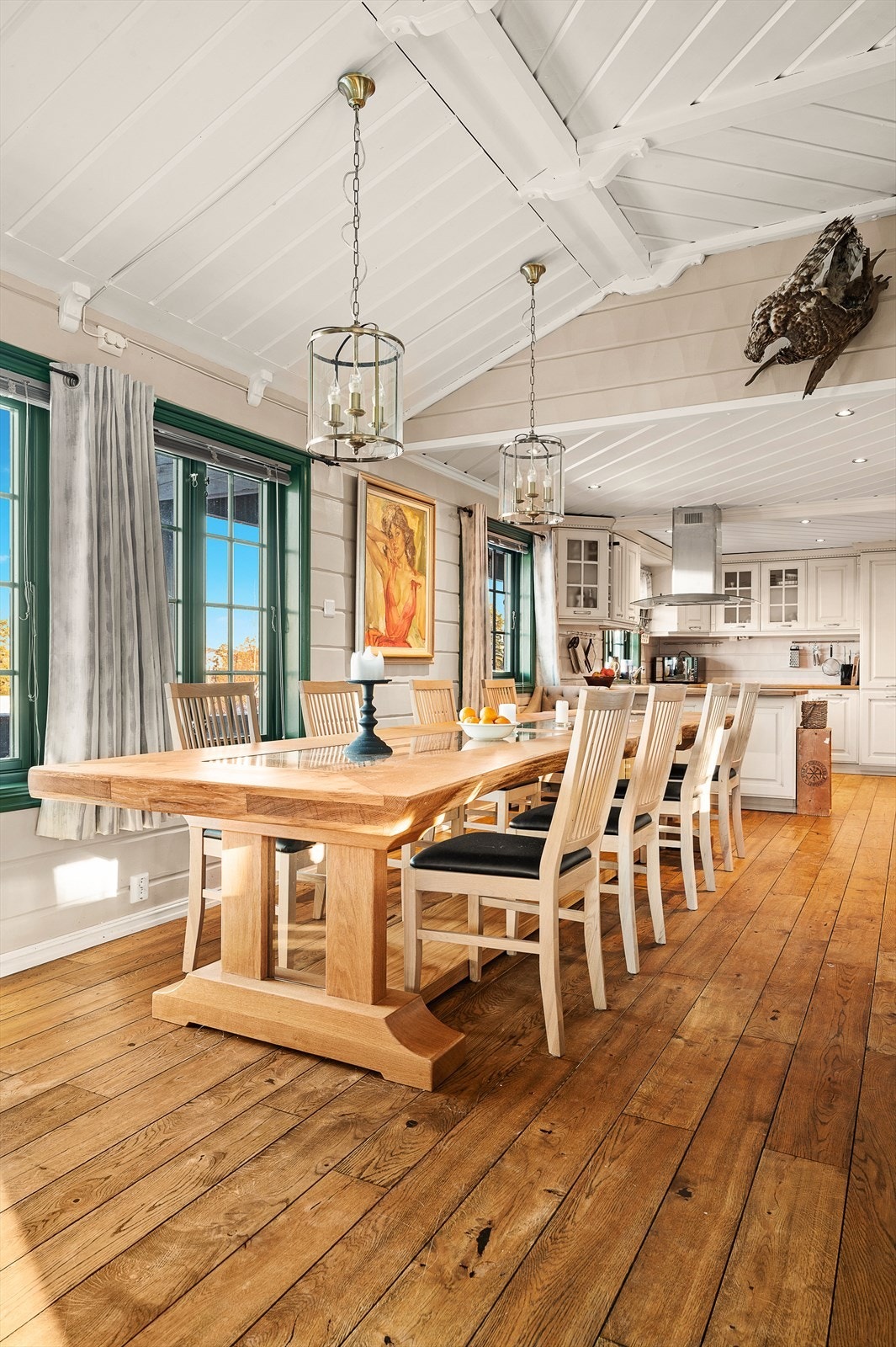 Romslig spisestue med plass til hele storfamilien. Galleribilde