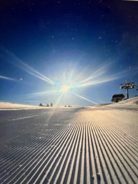 Skisenteret har både moderne stolheiser og snøproduksjons anlegg. Galleribilde