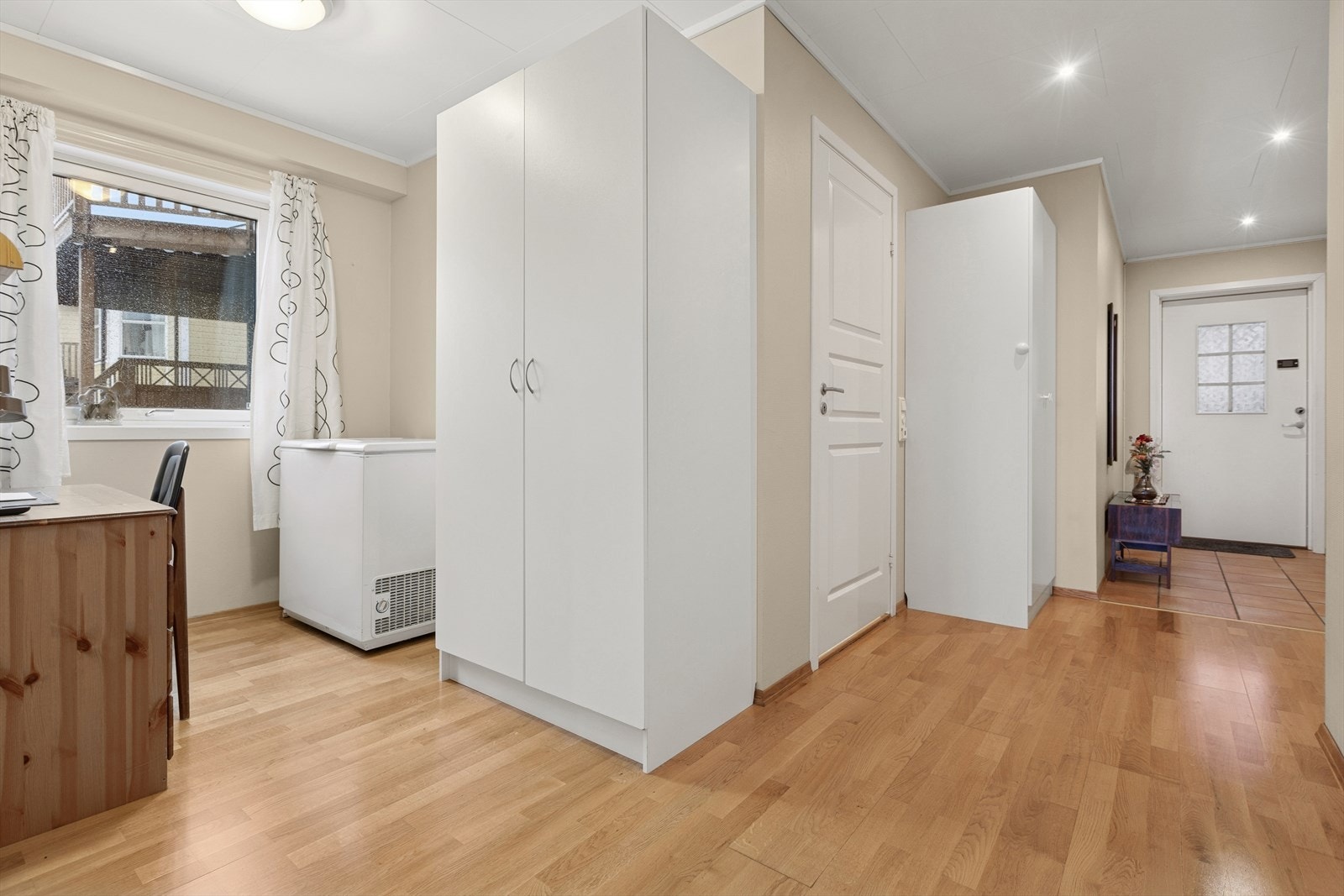 - Romslig hall med gode bruksmuligheter. Galleribilde
