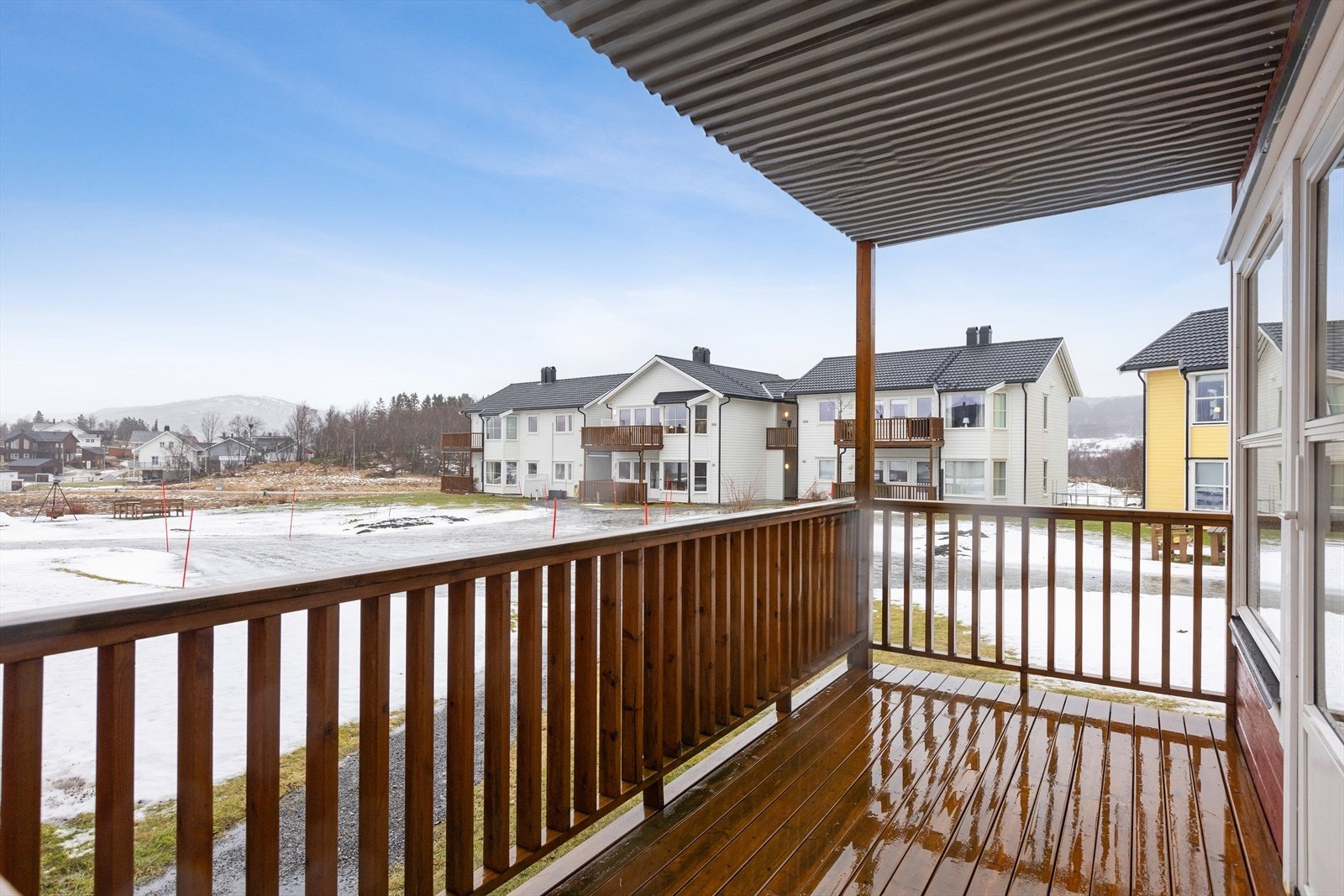 - Overbygget terrasse med utgang fra stuen, her kan fine sommerdager nytes. Galleribilde