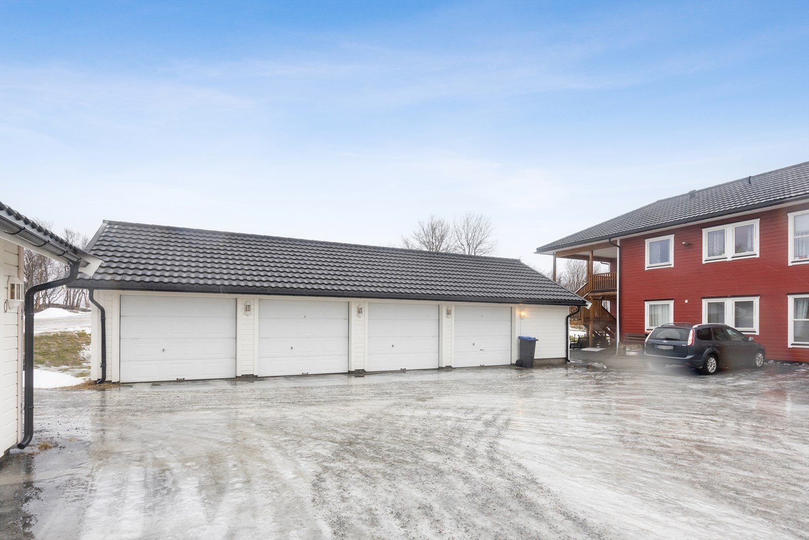 - Enkel adkomst med parkering i garasje i tillegg til gjesteparkering for borettslaget. Galleribilde