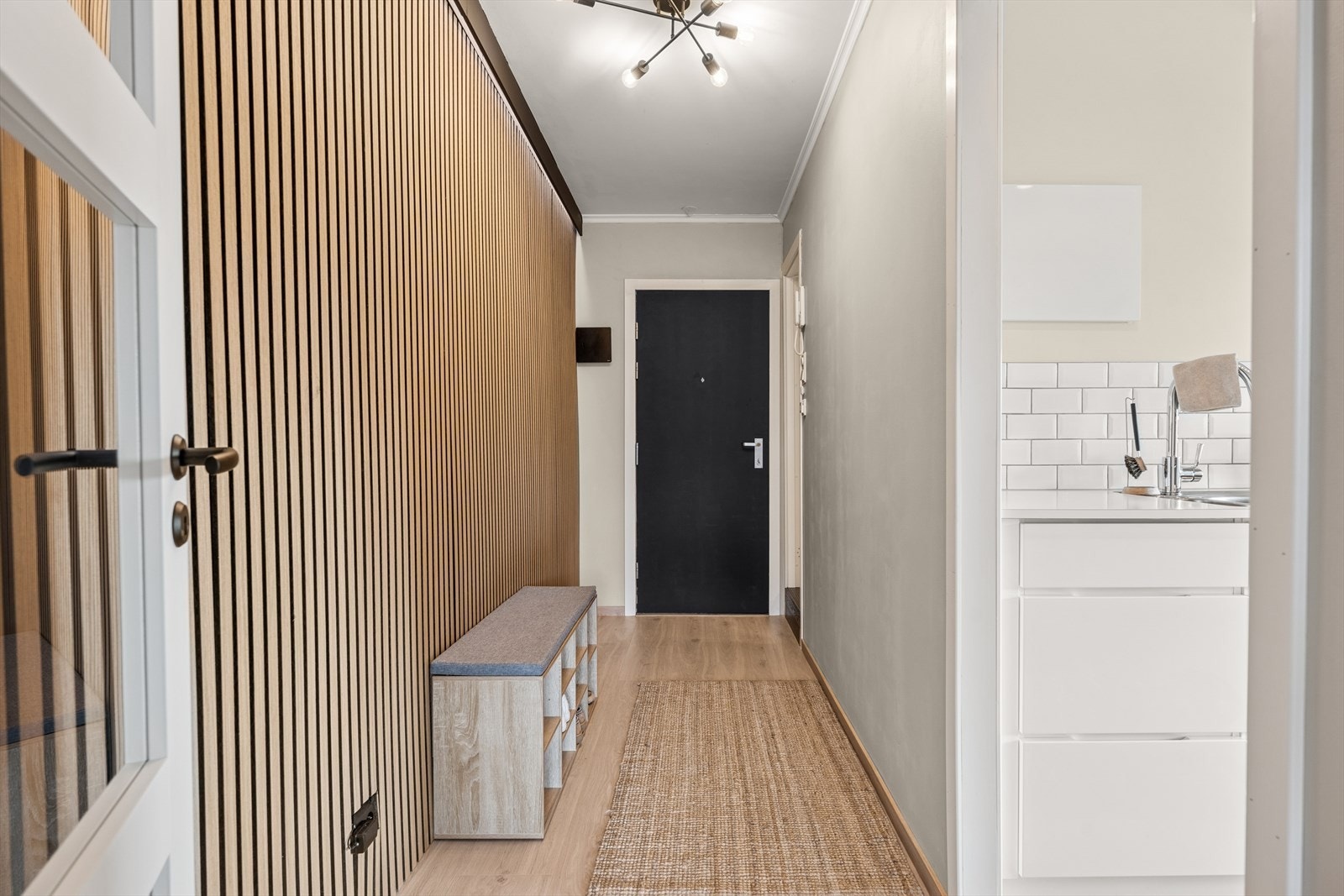 Her ønskes du velkommen inn i denne fine leiligheten via en innbydende gang. Galleribilde