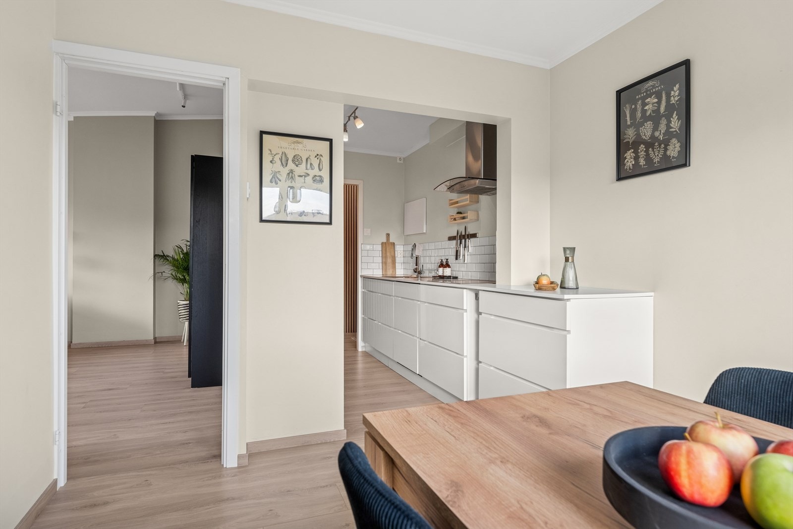 Kjøkkenområdet ligger tilbaketrukket til fra stuen. Galleribilde