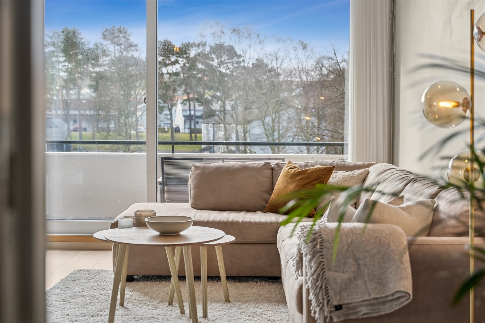 Fra stuen er det dør ut til en trivelig balkong. Galleribilde