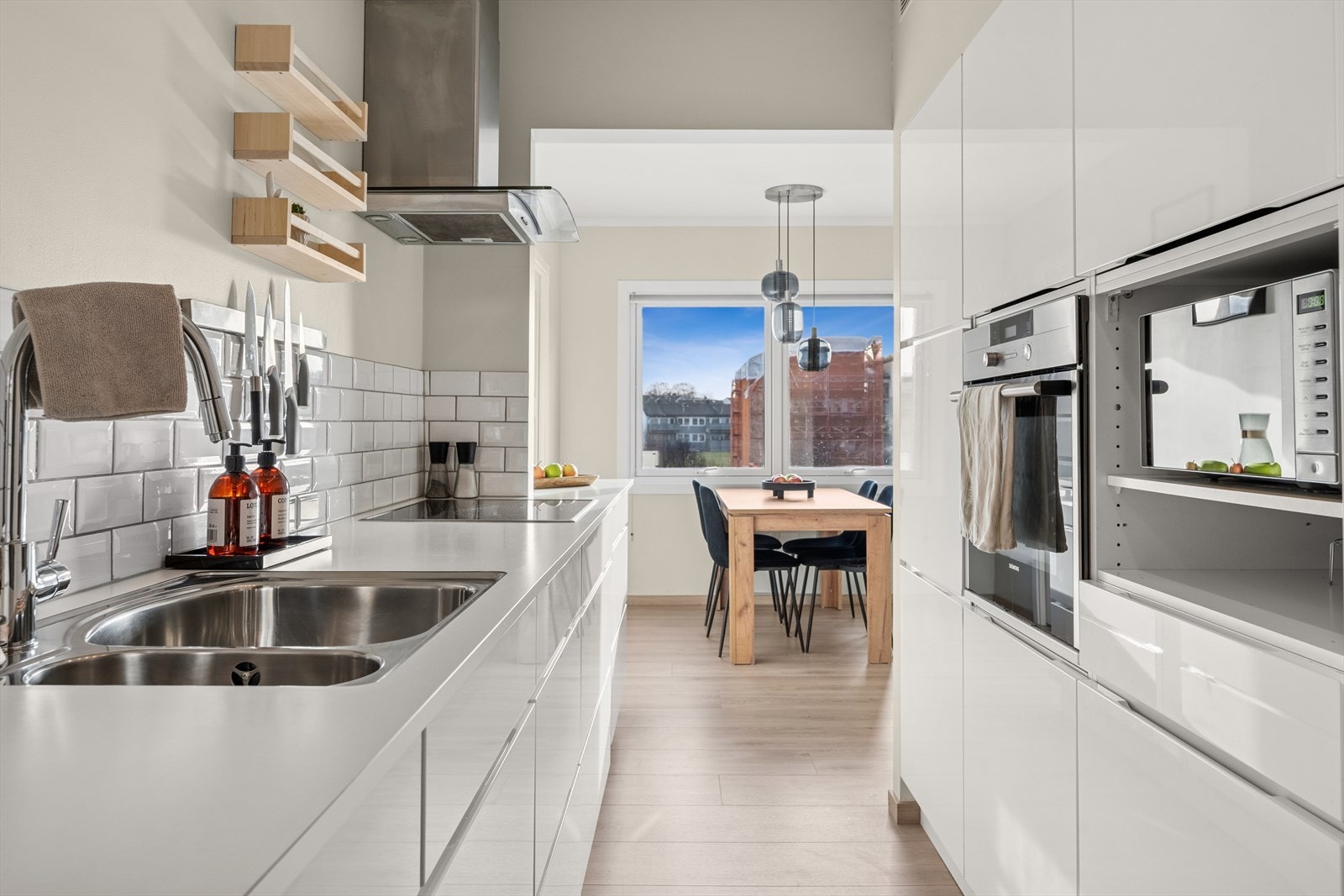 Kjøkkenet har et tidløst utrykk, godt med oppbevaringsplass. Galleribilde