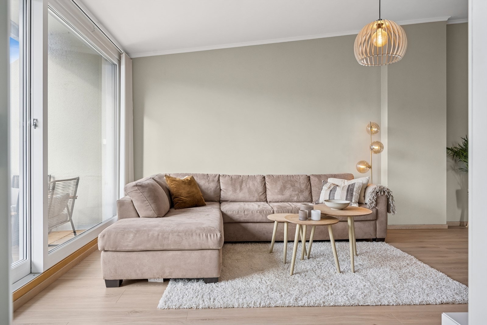 God plass til en komfortabel sofa med tilhørende møblement. Galleribilde