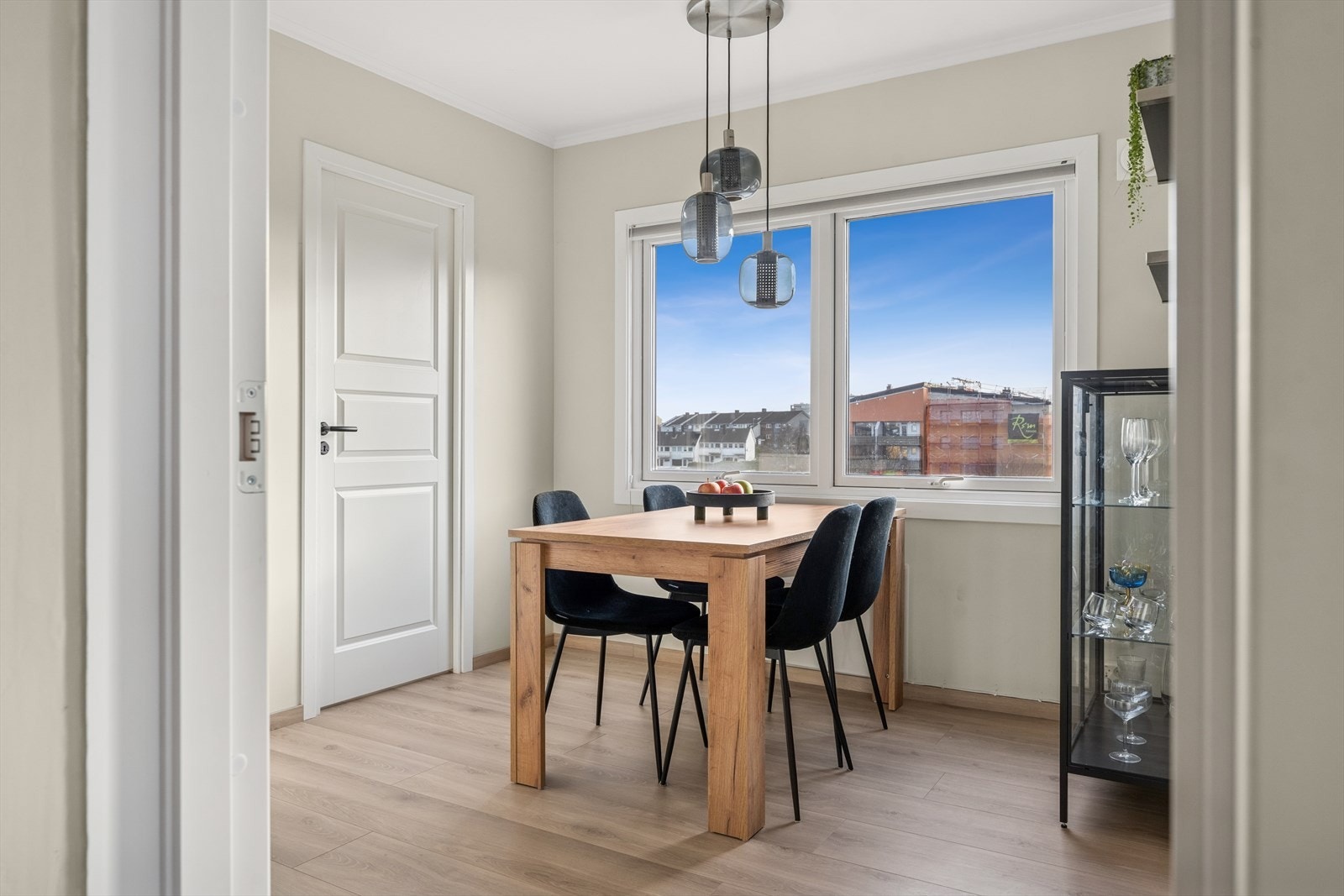 Leiligheten kan skilte med et pent og moderne kjøkkenområde med plass til spisegruppe. Galleribilde