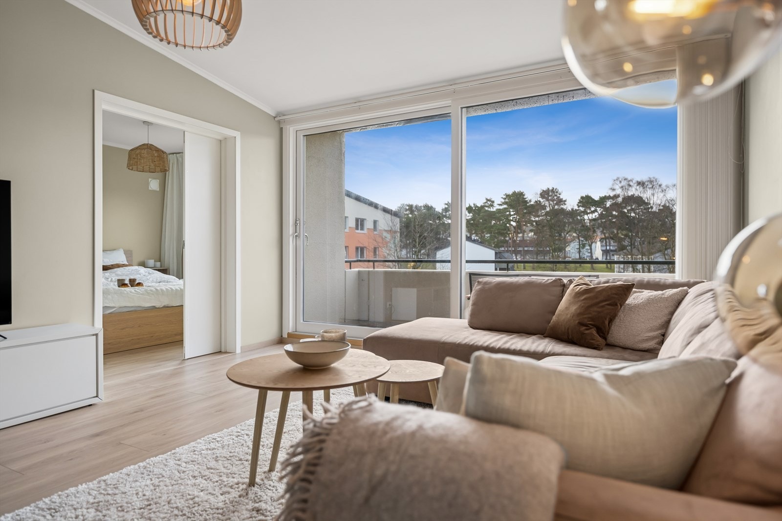 En flott stue med tidsriktig fargevalg på veggene og nyere laminatgulv. Galleribilde