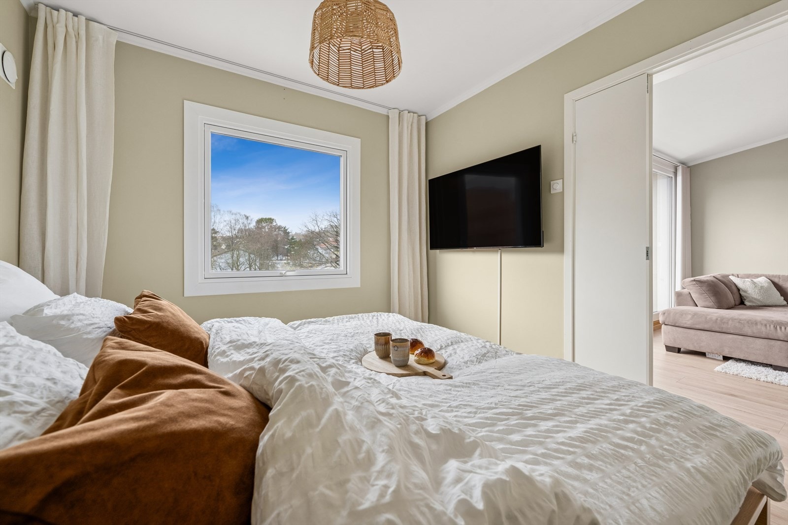 Hovedsoverommet er av lekker utførelse med vegger malt i en vakker fargetone og plass til dobbeltseng. Galleribilde