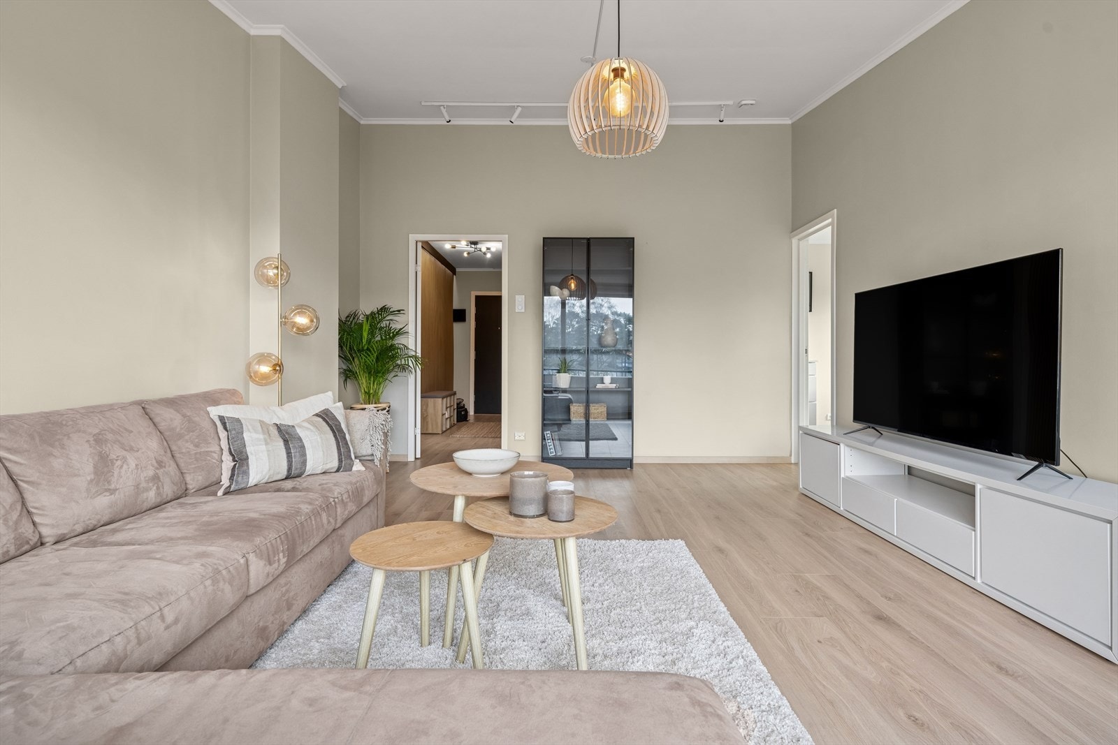 Deler av stuen byr på ekstra god takhøyde noe som gir en luftig og åpen følelse. Galleribilde