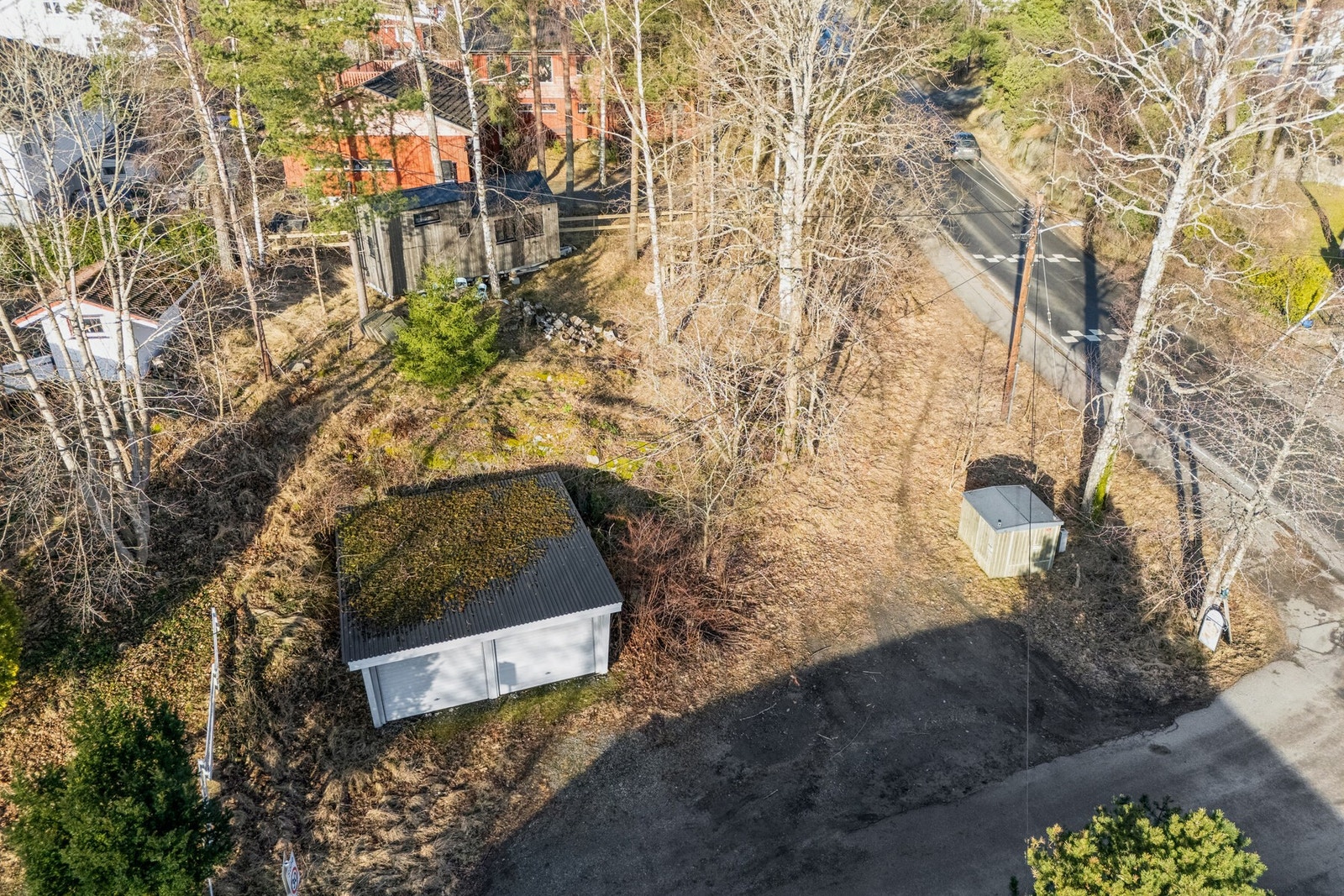 Det er i dag oppført en garasje på tomten. Mikrohuset medfølger ikke. Galleribilde