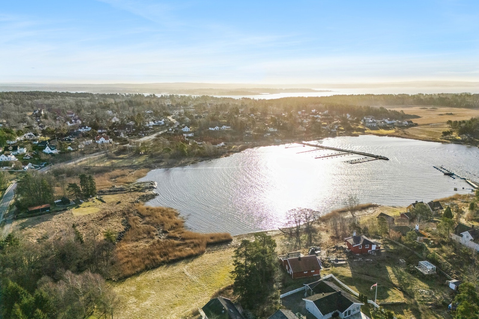 Området byr på flotte naturopplevelser. Tomten har idyllisk beliggenhet med kun 5 min gange til badestrand Galleribilde