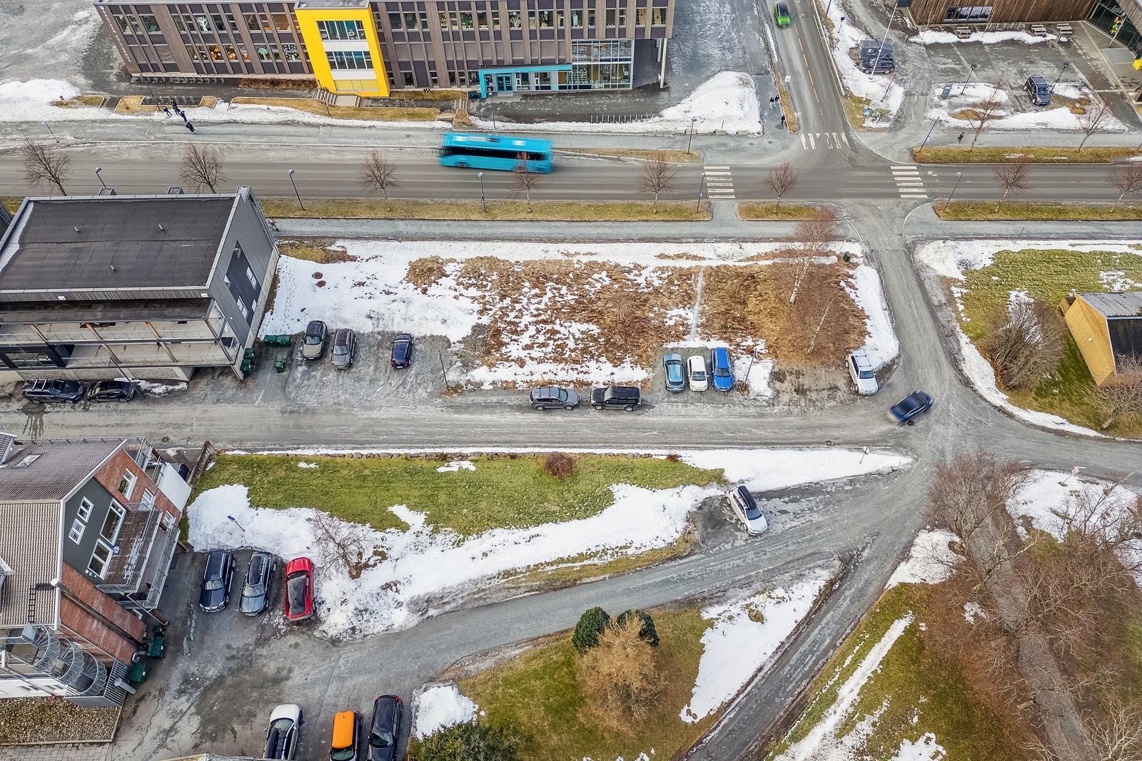 Tomten er regulert til kombinert formål bolig, forretning og kontor. Galleribilde