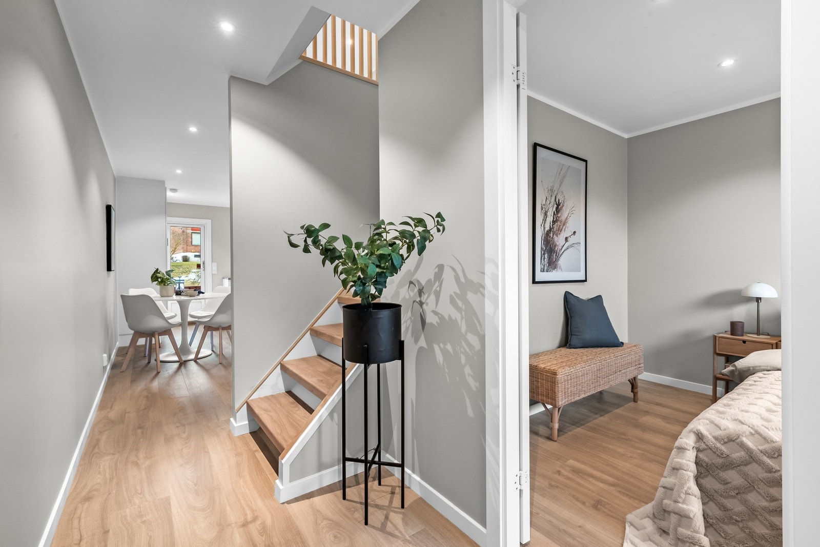 Alle rom har downlights i himling, lekkert 1-stavs laminatgulv og kun glatte malte overflater ferdig oppusset i 2025! Galleribilde