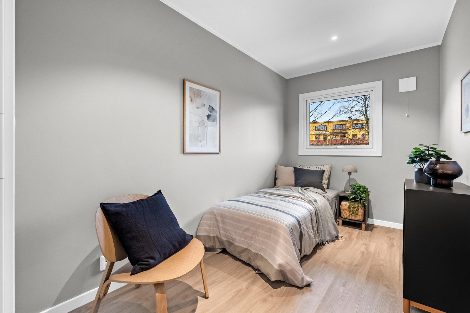 Det er også her 1-stavs laminatgulv, downlights i himling, glatte veggflater, hvitelister og hvite profilerte innerdører Galleribilde