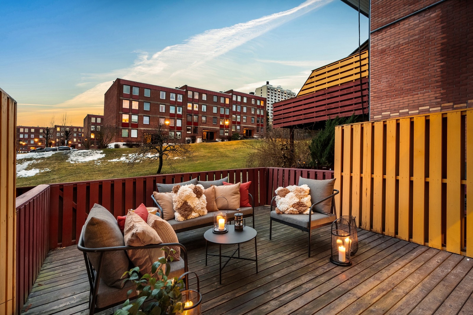 Vestvendt markterrasse på 20 m² med direkte tilgang til grøntareal! Galleribilde