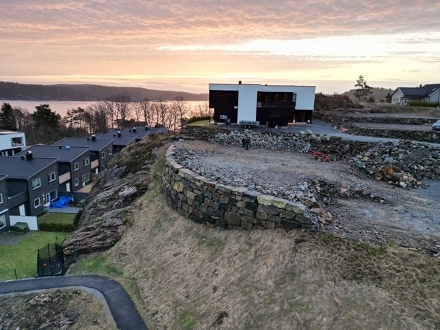 Mur i fremkant av tomten Galleribilde