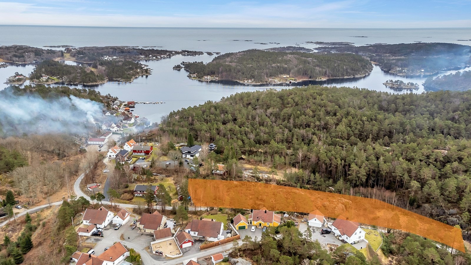 Hyggelig og solrikt område, nærme sjø Galleribilde