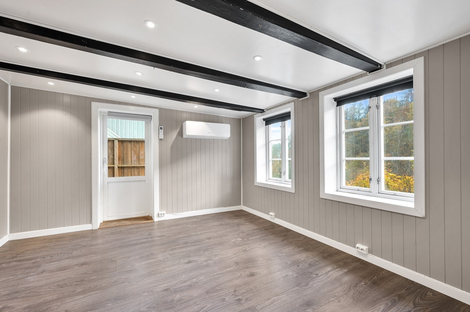 Boligen har en romslig stue med plass til inndeling av soner. Galleribilde