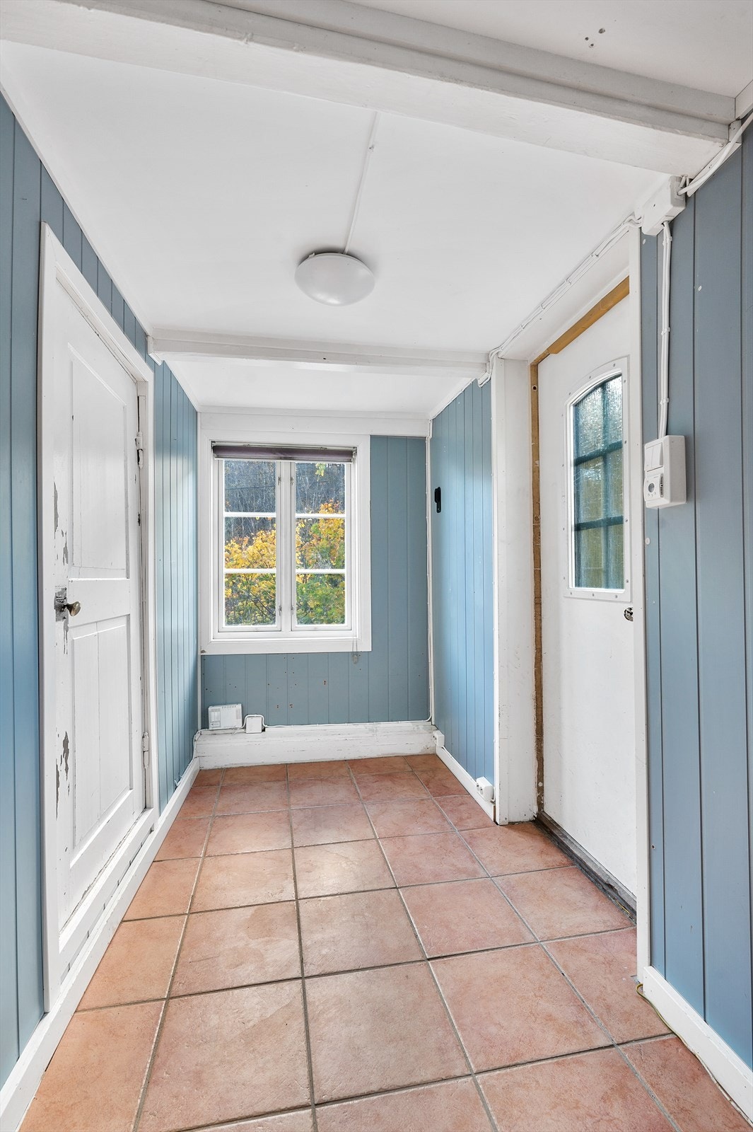 Innbydende gang med fliser. Galleribilde