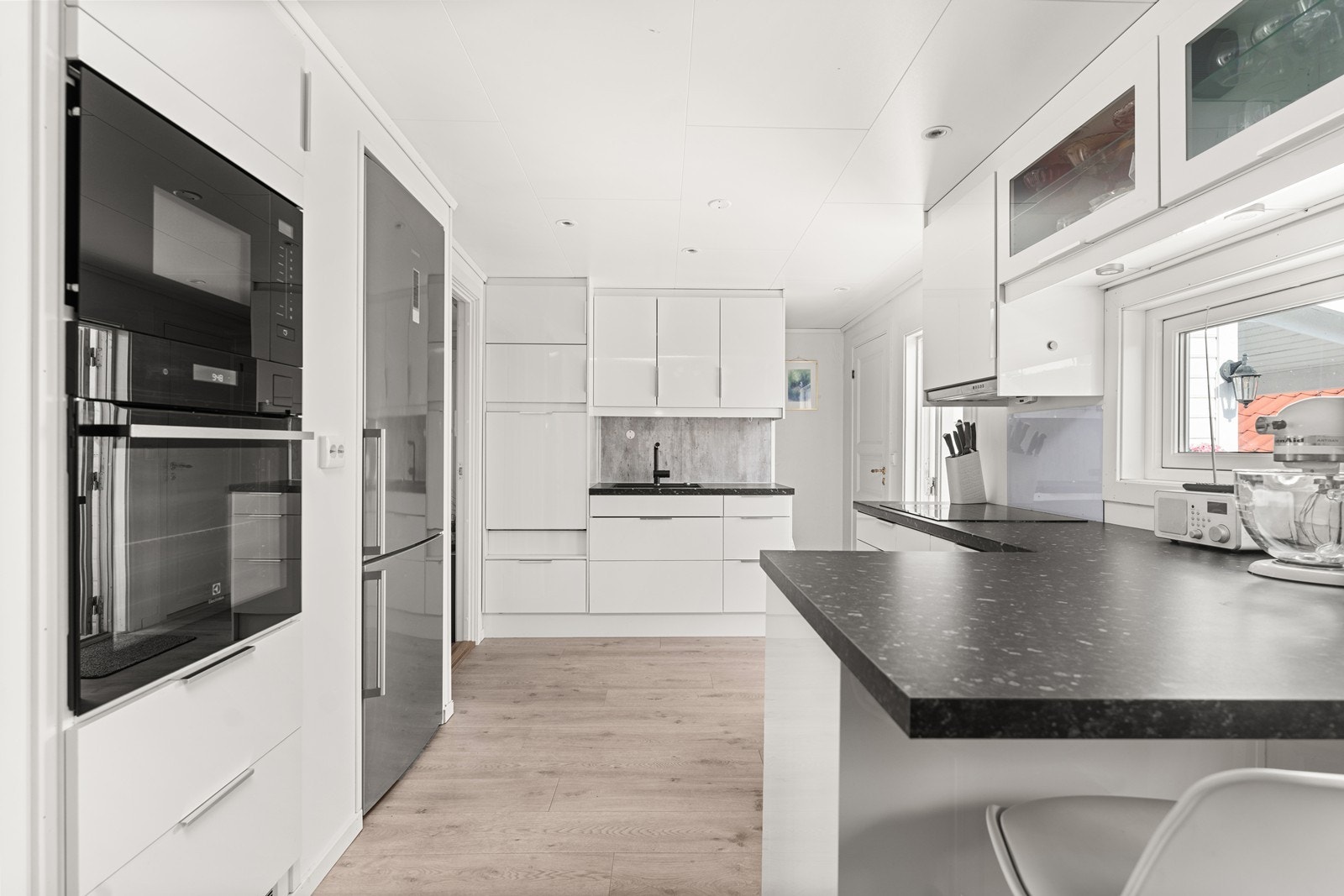 Integrert komfyr og oppvaskmaskin. Galleribilde