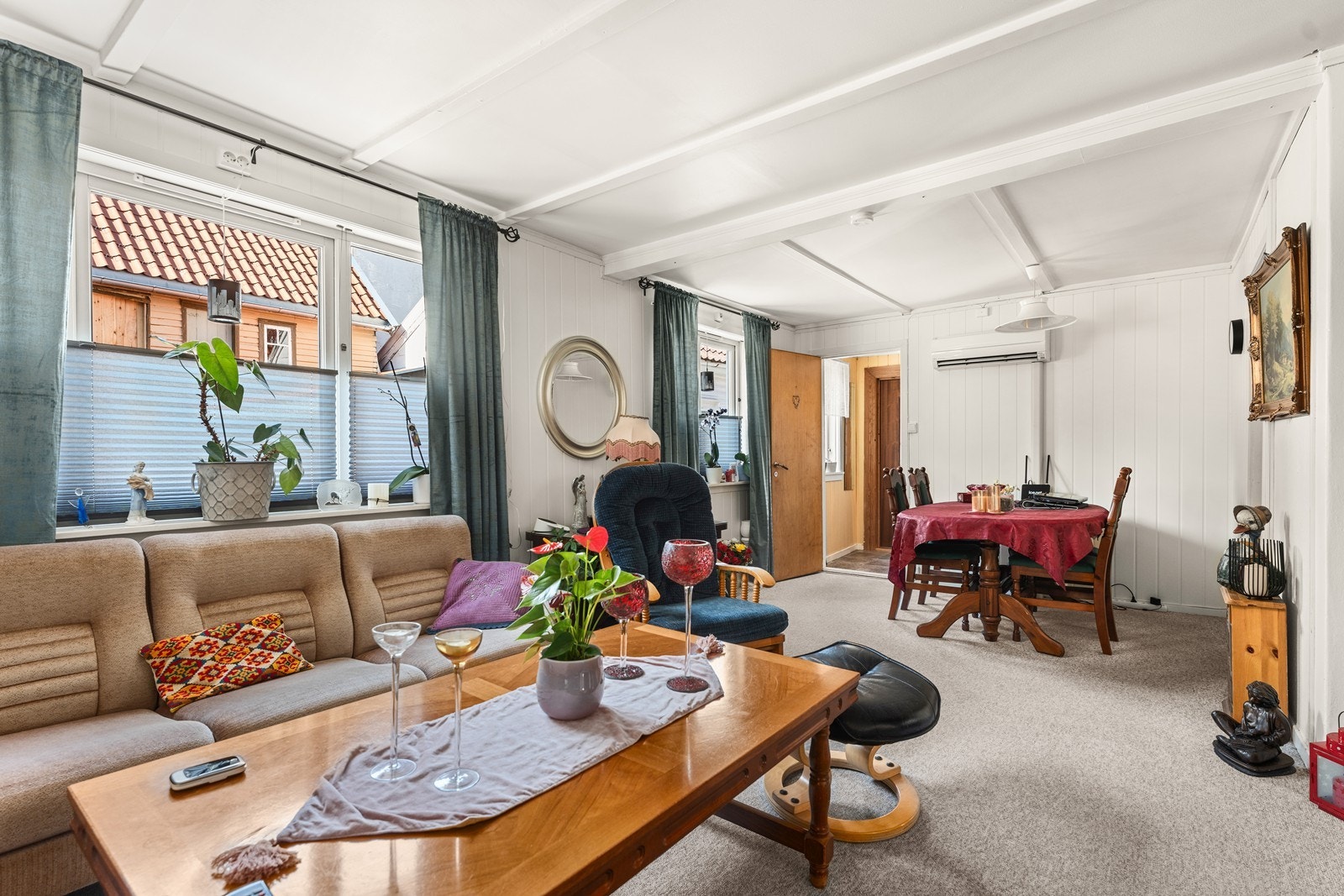 Leiligheten har stue, kjøkken, bad/ wc, 2 soverom og vaskerom. Galleribilde