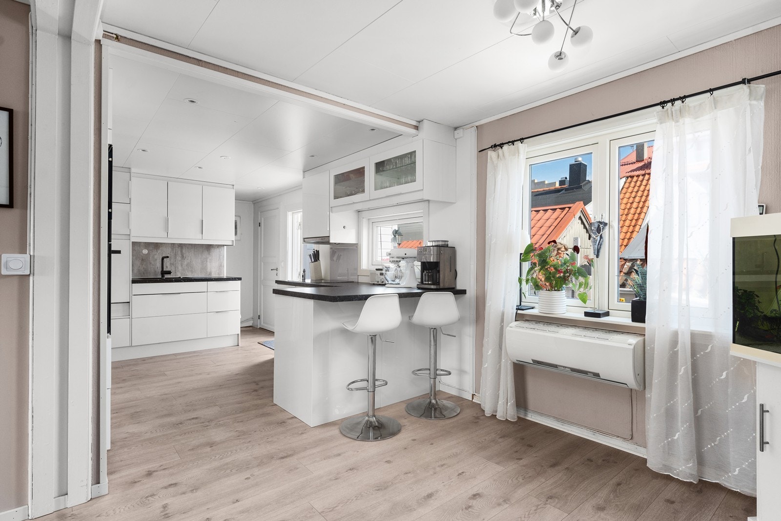 I enden av kjøkkenbenken er det en barløsning med plass til stoler. Galleribilde