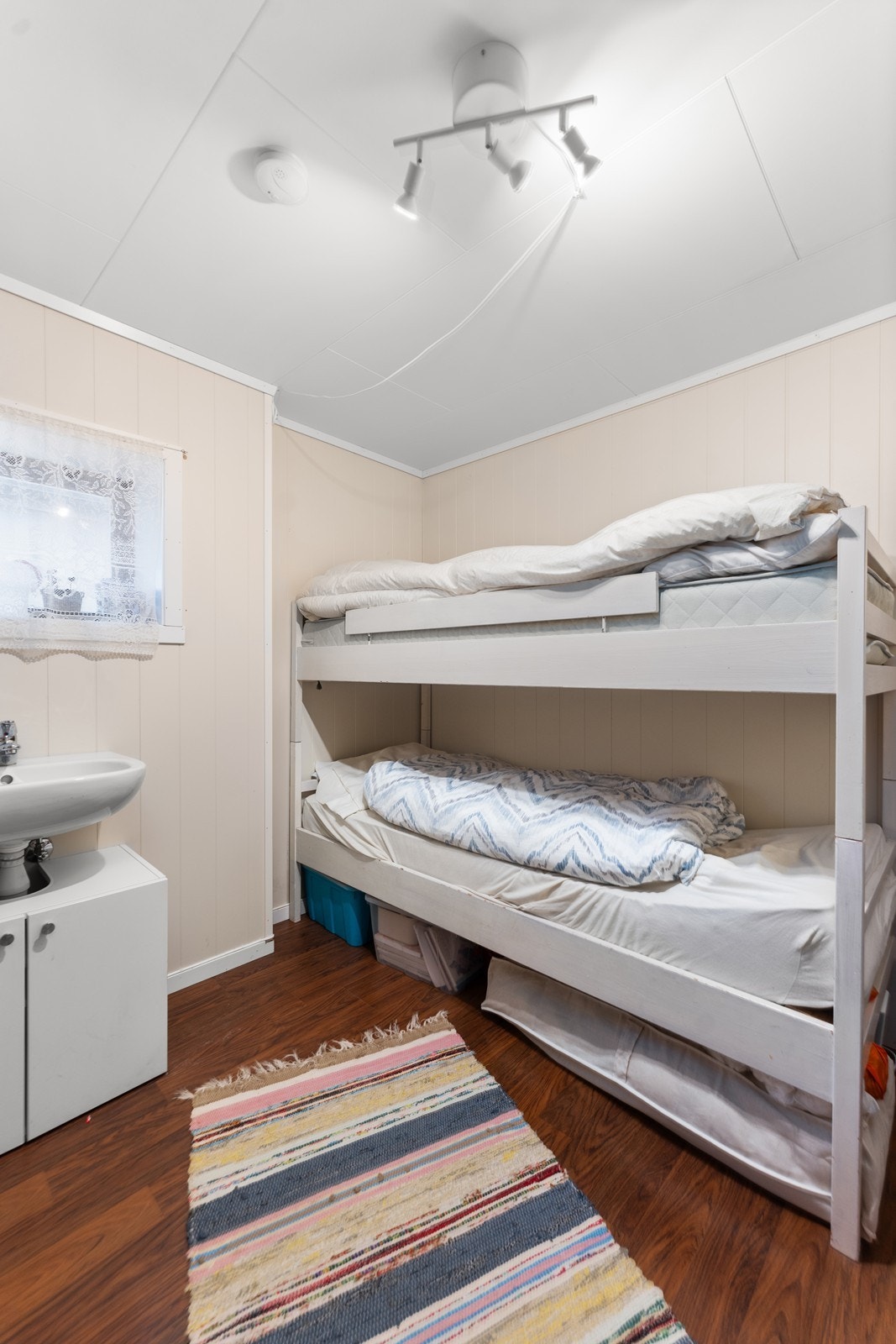 Soverom 2 med vask. Galleribilde