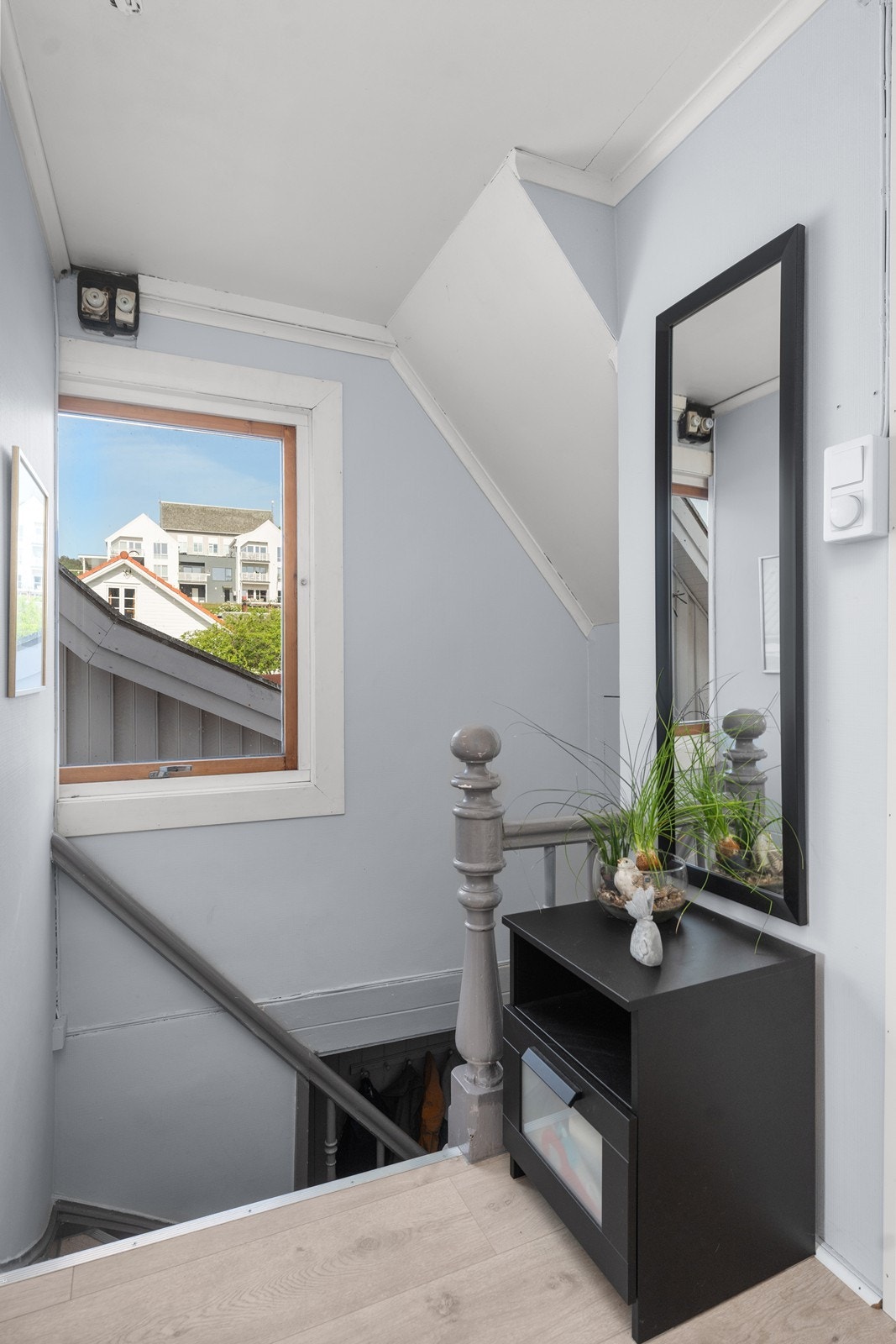 Trappegang fra hovedetasje og ned til inngangspartiet. Galleribilde