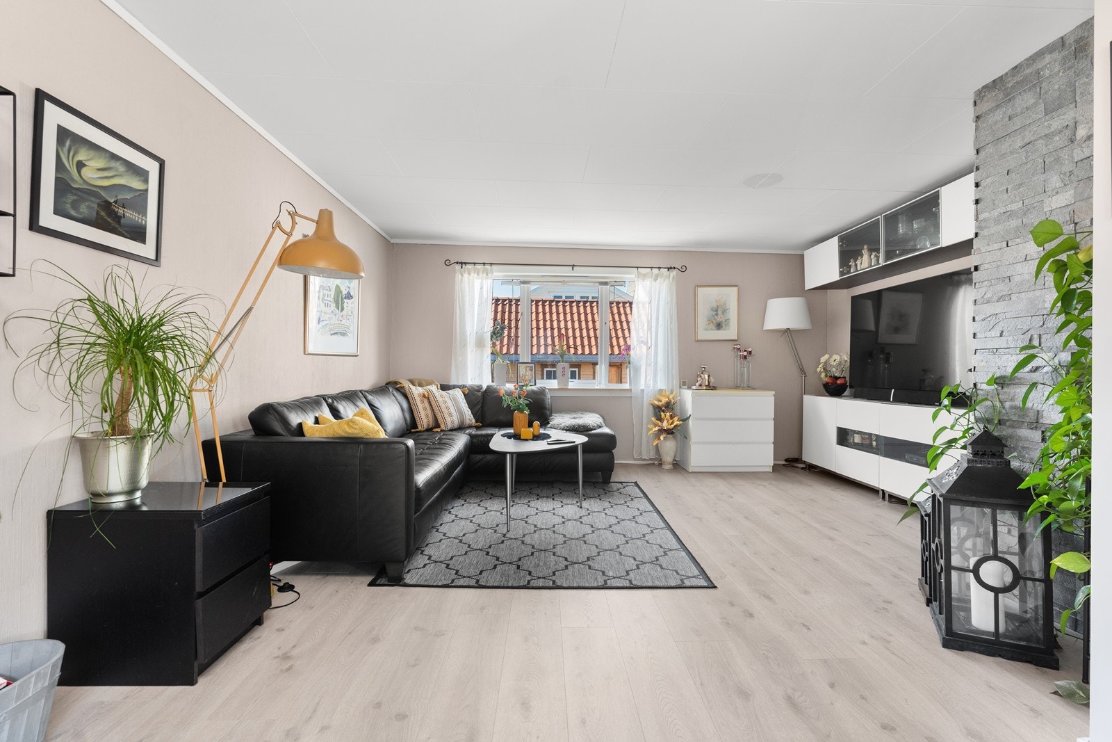 Romslig stue med god plass for sittegruppe m.m. Galleribilde