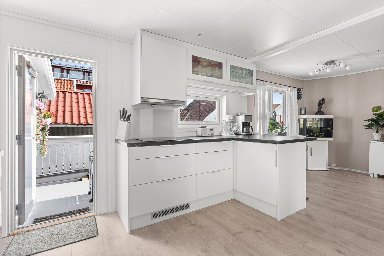 Fra kjøkkenet er det adkomst til takterrasse. Galleribilde